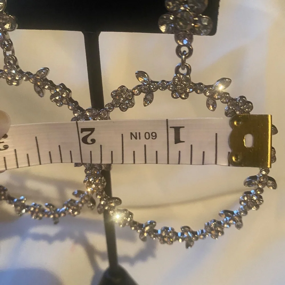 Silver flower hoop earrings - Picture 5 of 8